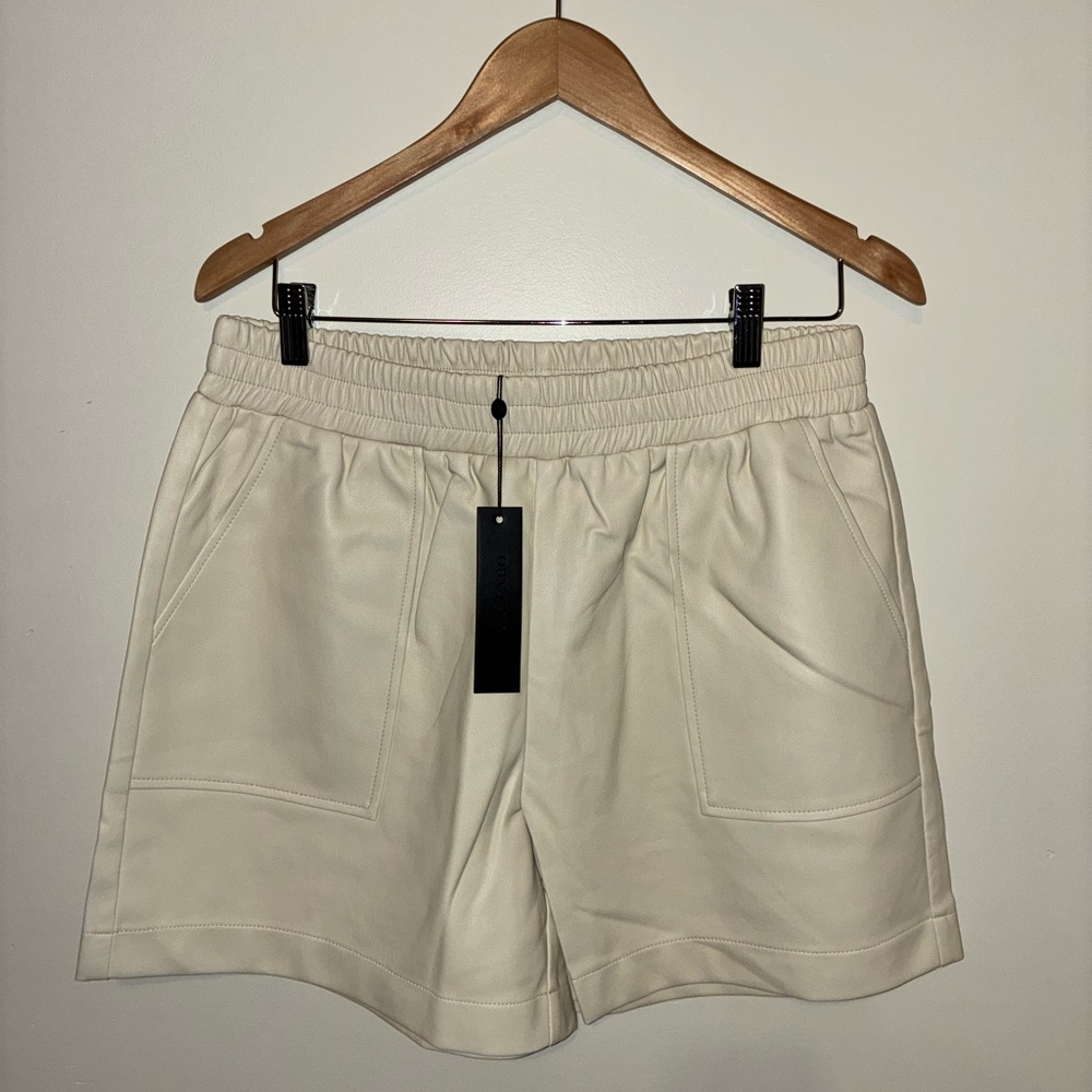 Dolce Cabo Cream High-Waist Elastic Shorts